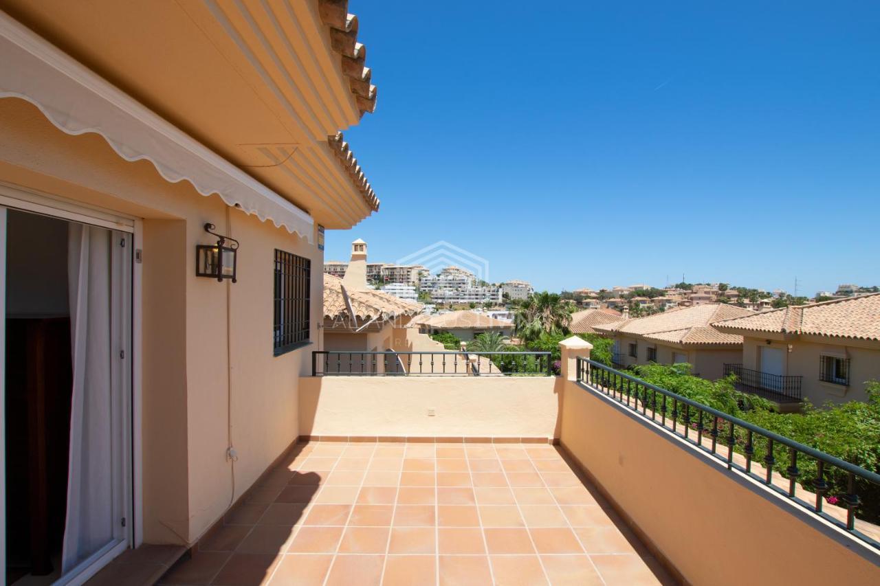 Spacious Perfectly Maintained House With Private Garden And Communal Pool In Riviera Del Sol Málaga