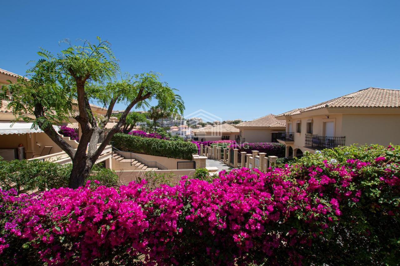 Spacious Perfectly Maintained House With Private Garden And Communal Pool In Riviera Del Sol *