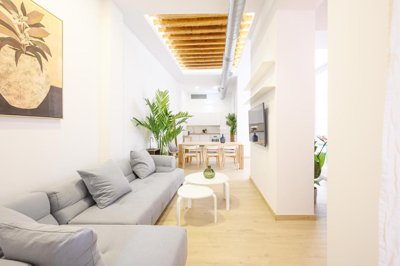 Modern 3 Bedroom, Center With Patio & High Ceilings By 10tosea Apartment