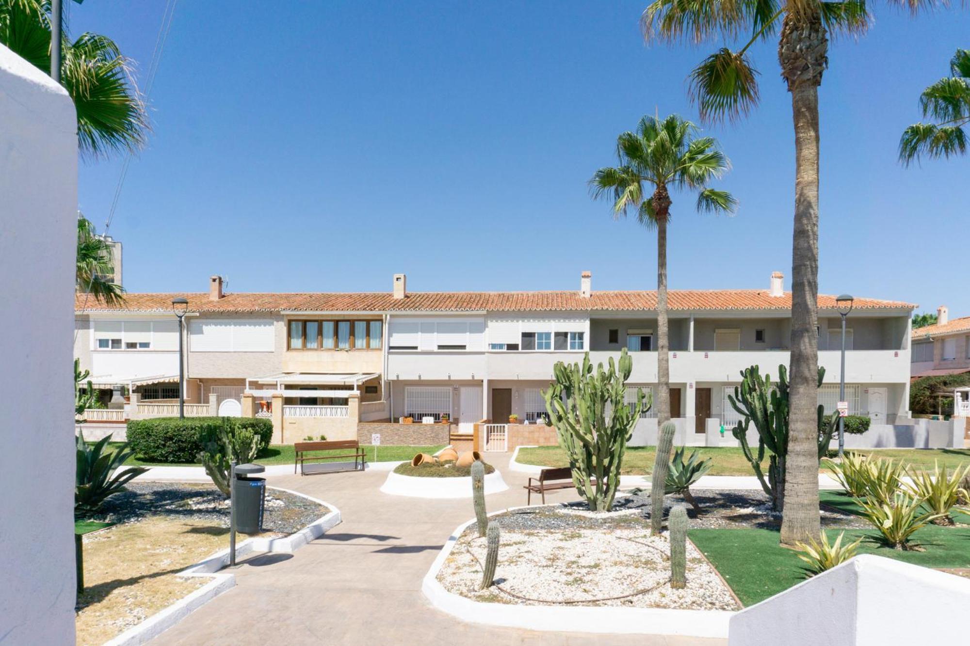 Chalet En Primera Linea De Playa * Málaga