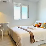 Malaga Flat With Balcony Ac Direct Bus To Beach Sleeps 7