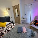 Peaceful Little Bedroom - Shared Home With 2 Cats