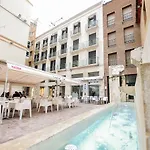 RENTHAS Plaza Flores Apartment