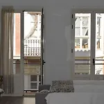 Modern studio flat close to Plaza Merced