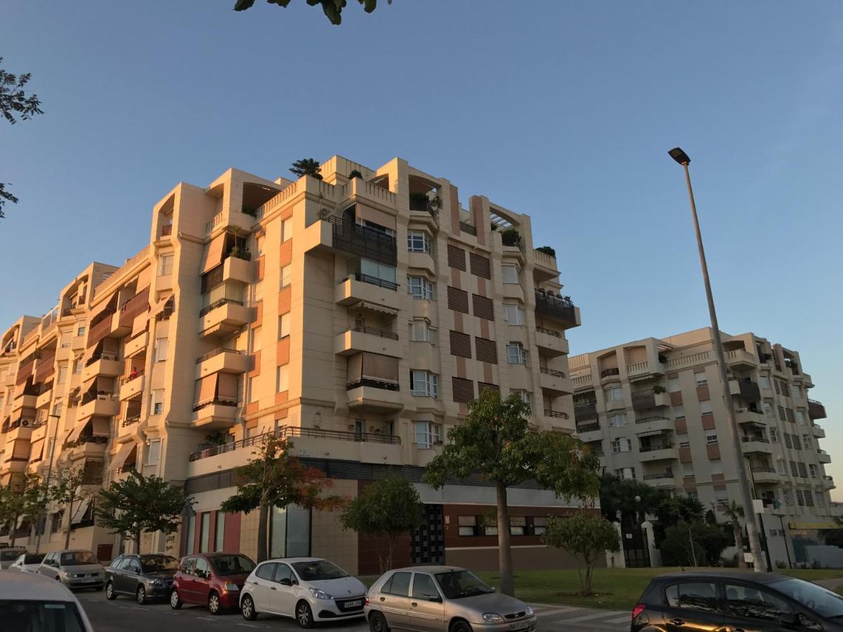 Apartamento Teatinos Con Piscina Espectacular, Aire Acondicionado En Salon-comedor Y Ventiladores En Apartment *