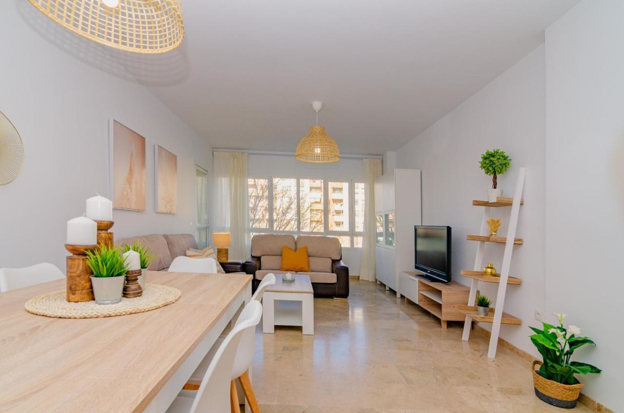 Wintowinrentals Teatinos, Metro, Free Parking & Pool. Appartement Málaga