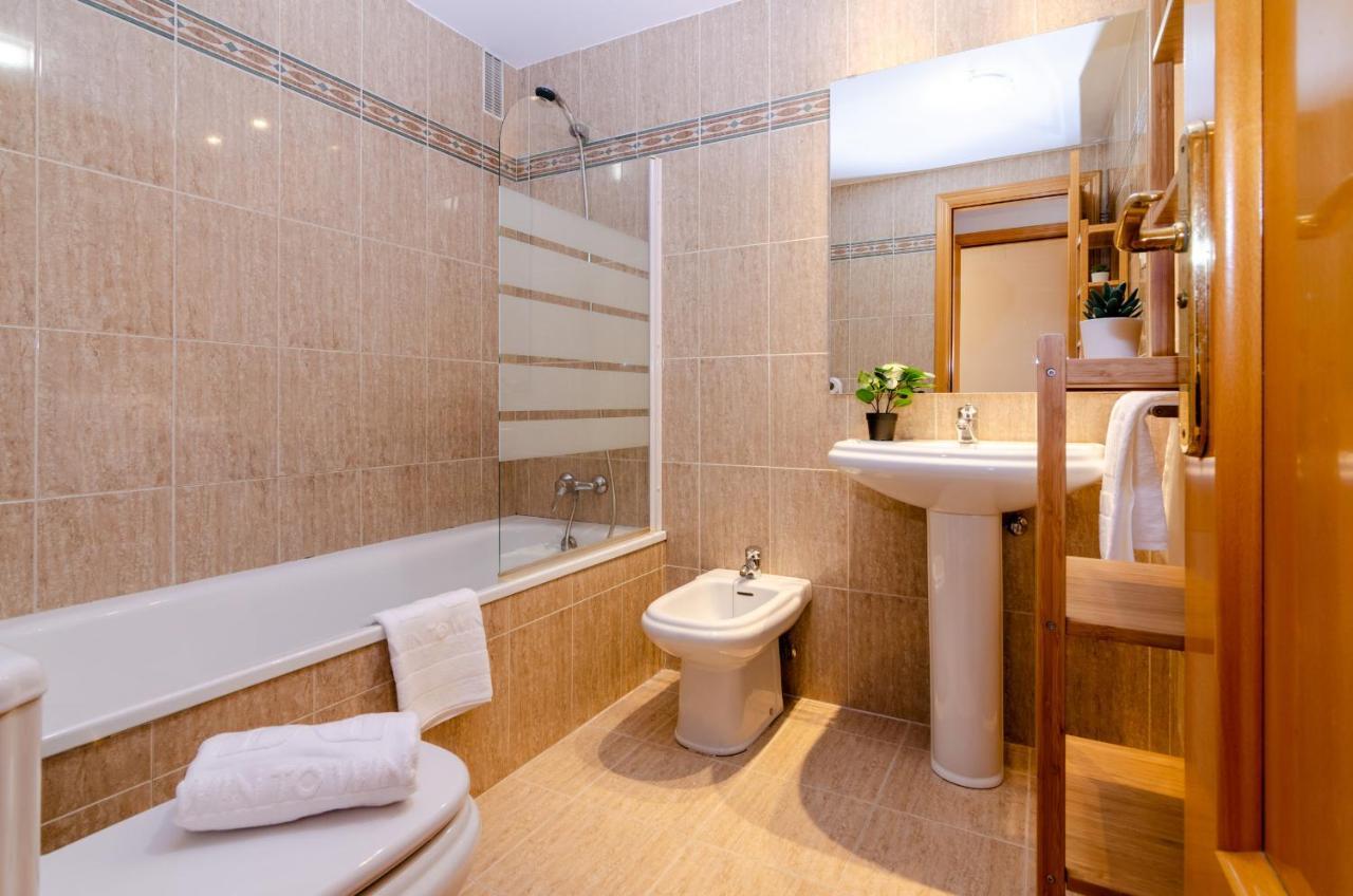 Wintowinrentals Teatinos, Metro, Free Parking & Pool. Appartement
