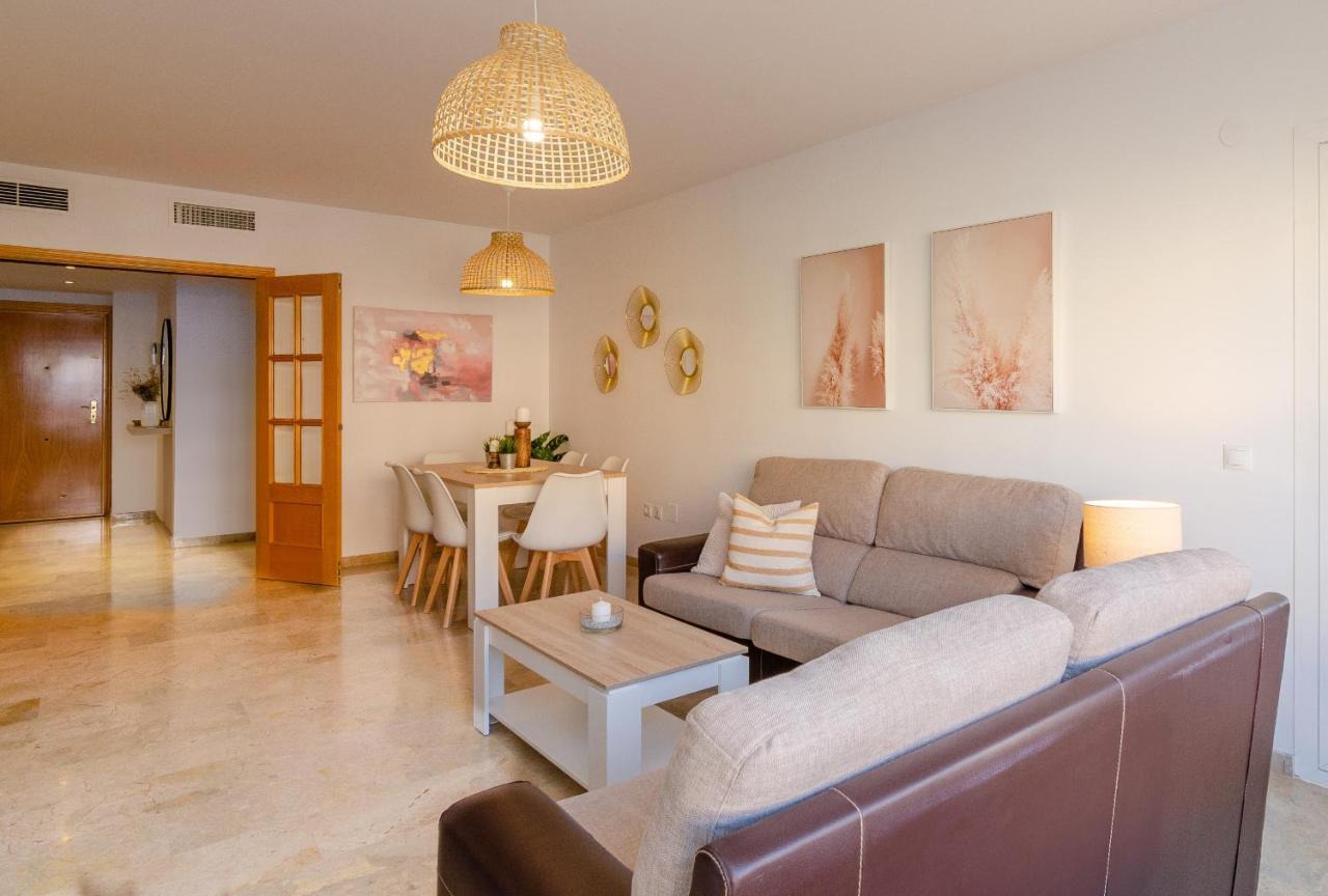 Wintowinrentals Teatinos, Metro, Free Parking & Pool. Appartement Málaga