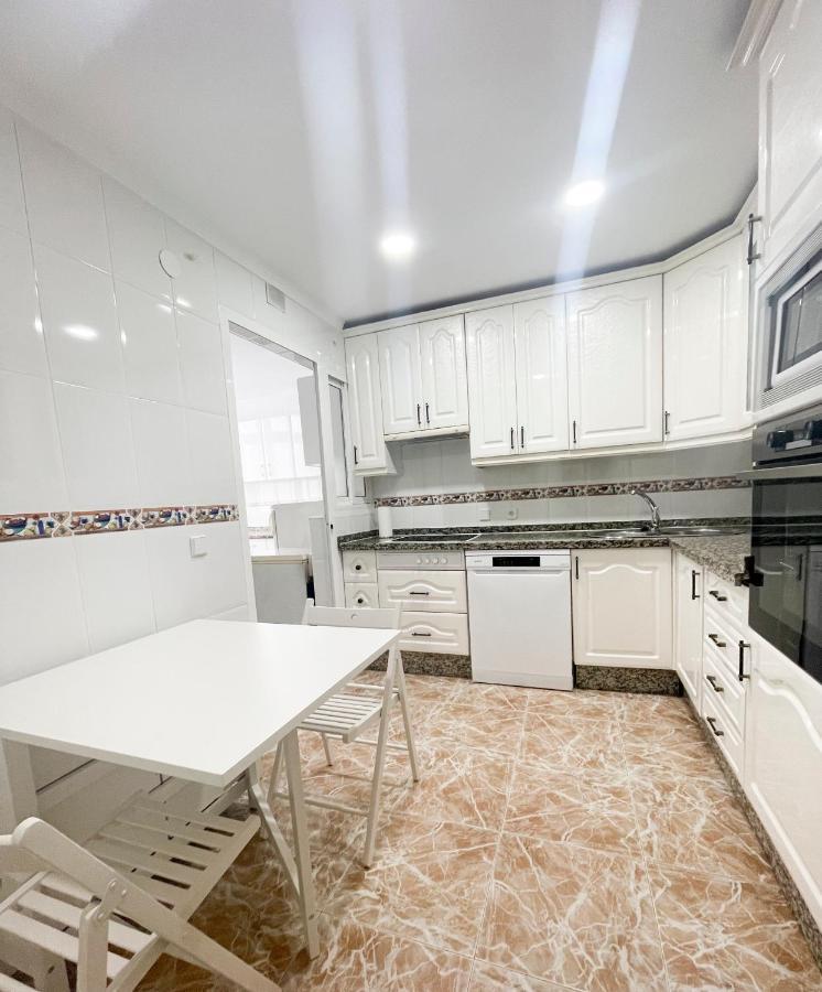 Holidays2malaga Tomas De Echeverria 150 Mts To Beach & High Speed Wifi & Parking Apartamento Málaga