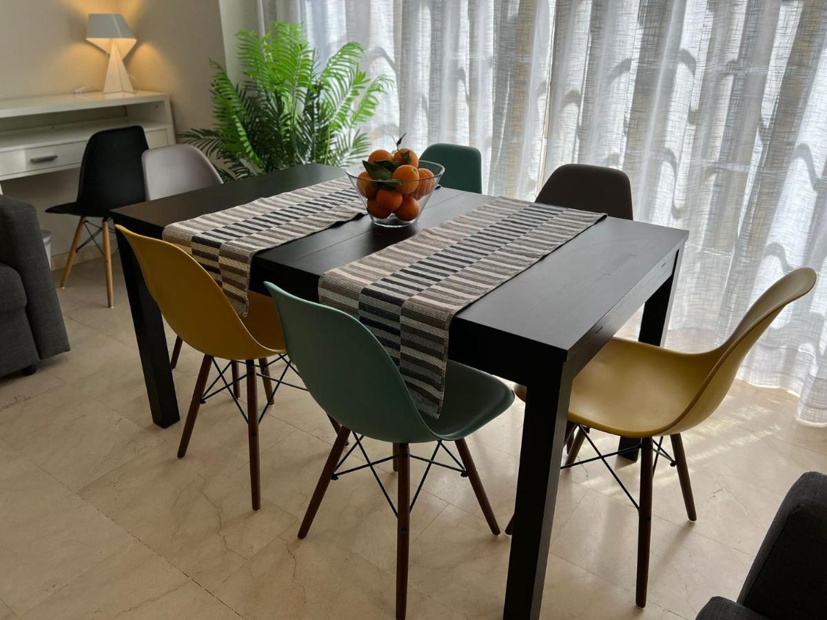 Gran Grupo De Familia O Amigos Apartamento