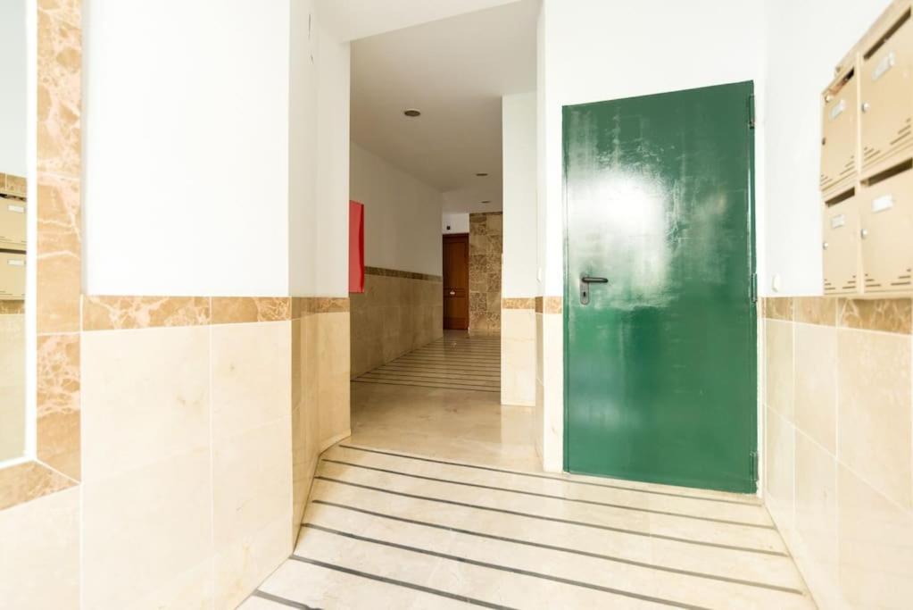 Apartamento Con Parking Gratis En El Centro De *