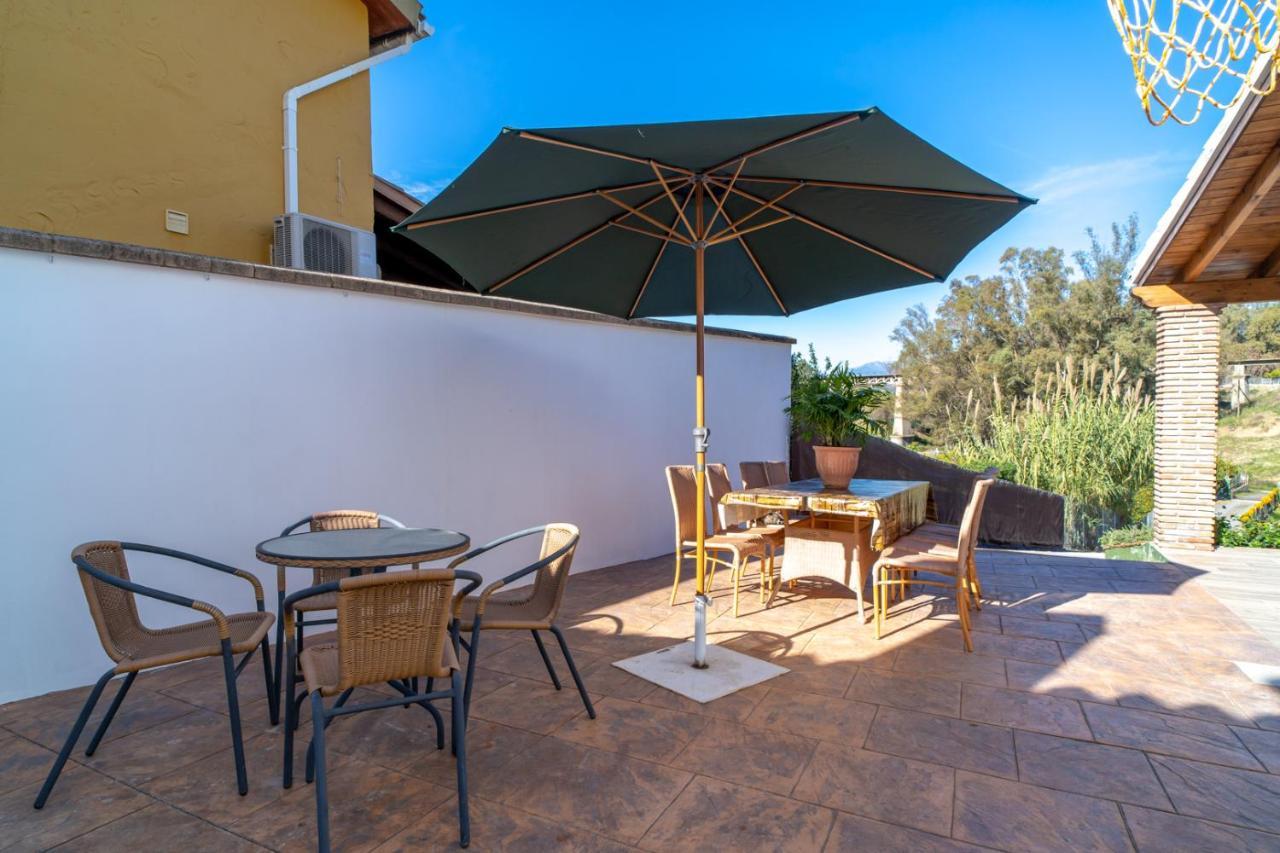 De Diseno Con Piscina Y Barbacoa