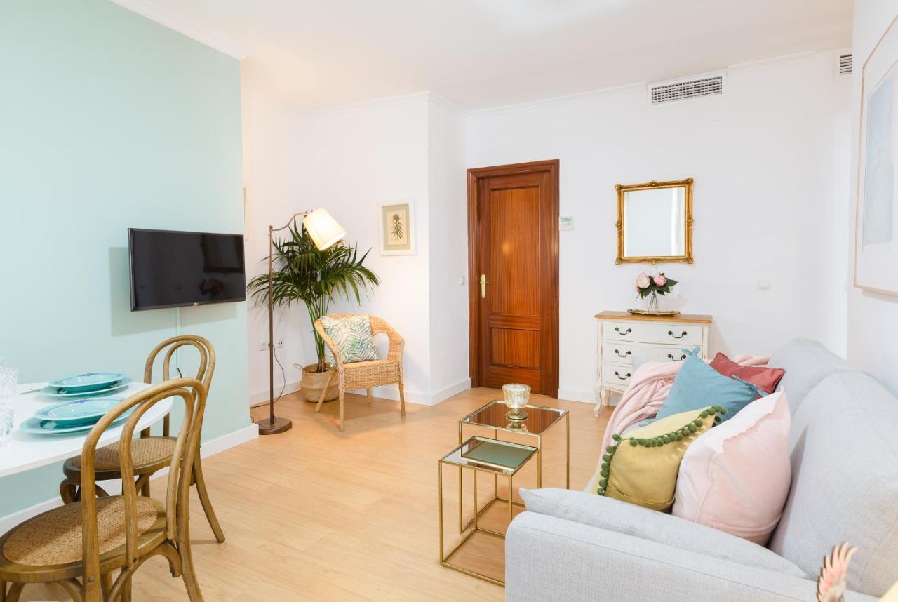 Atarazanas: De Dos Apartment