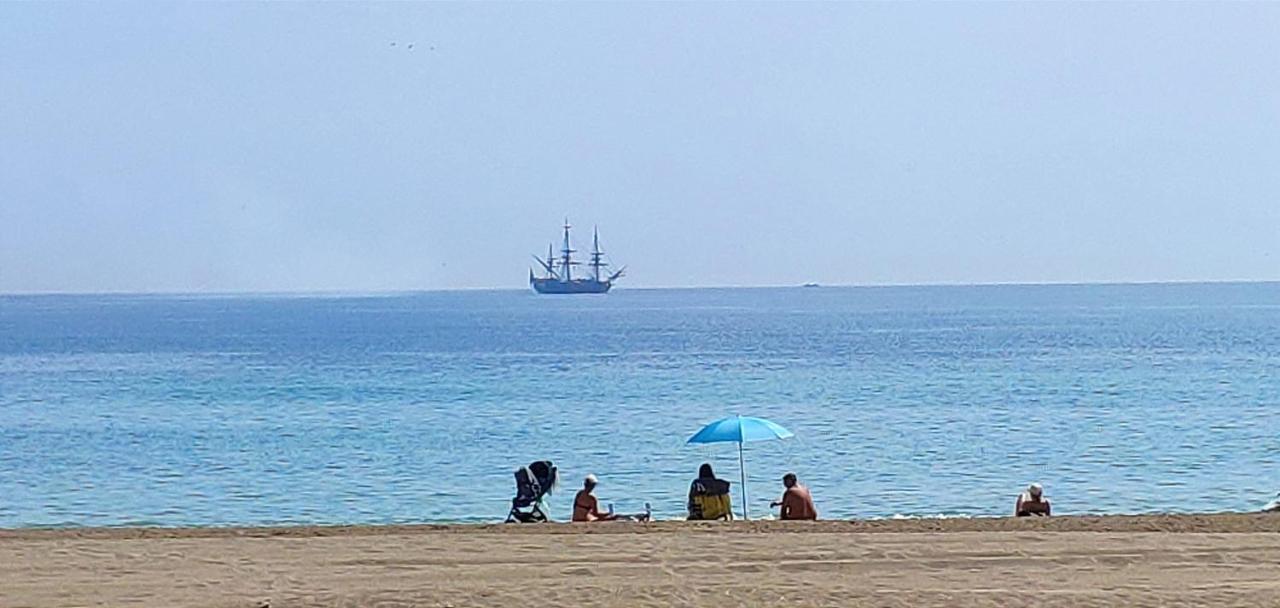En La Playa! Parking, Wifi, Piscina, Aire Acondicionado Y Netflix! *