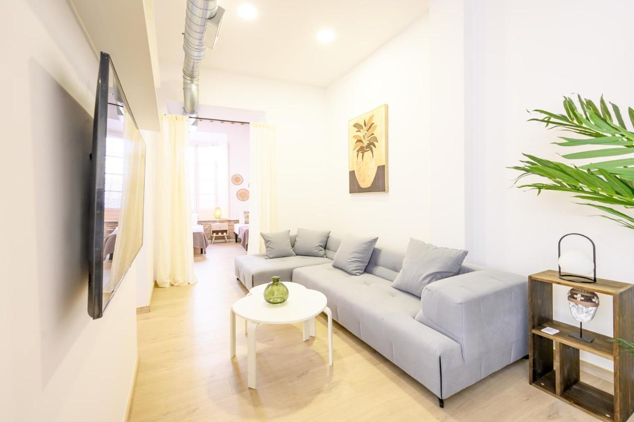 Modern 3 Bedroom, Center With Patio & High Ceilings By 10tosea Apartment