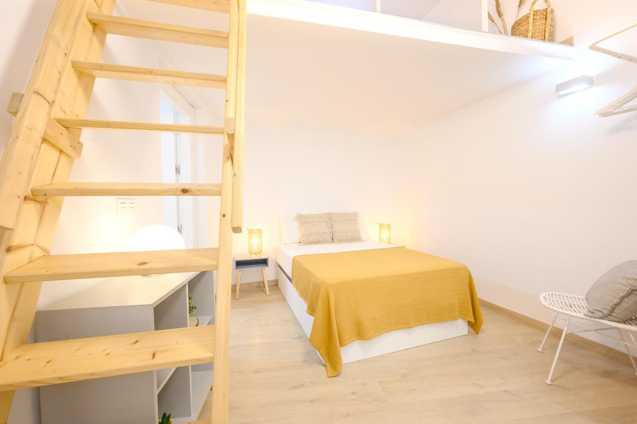 Modern 3 Bedroom, Center With Patio & High Ceilings By 10tosea * Malaga