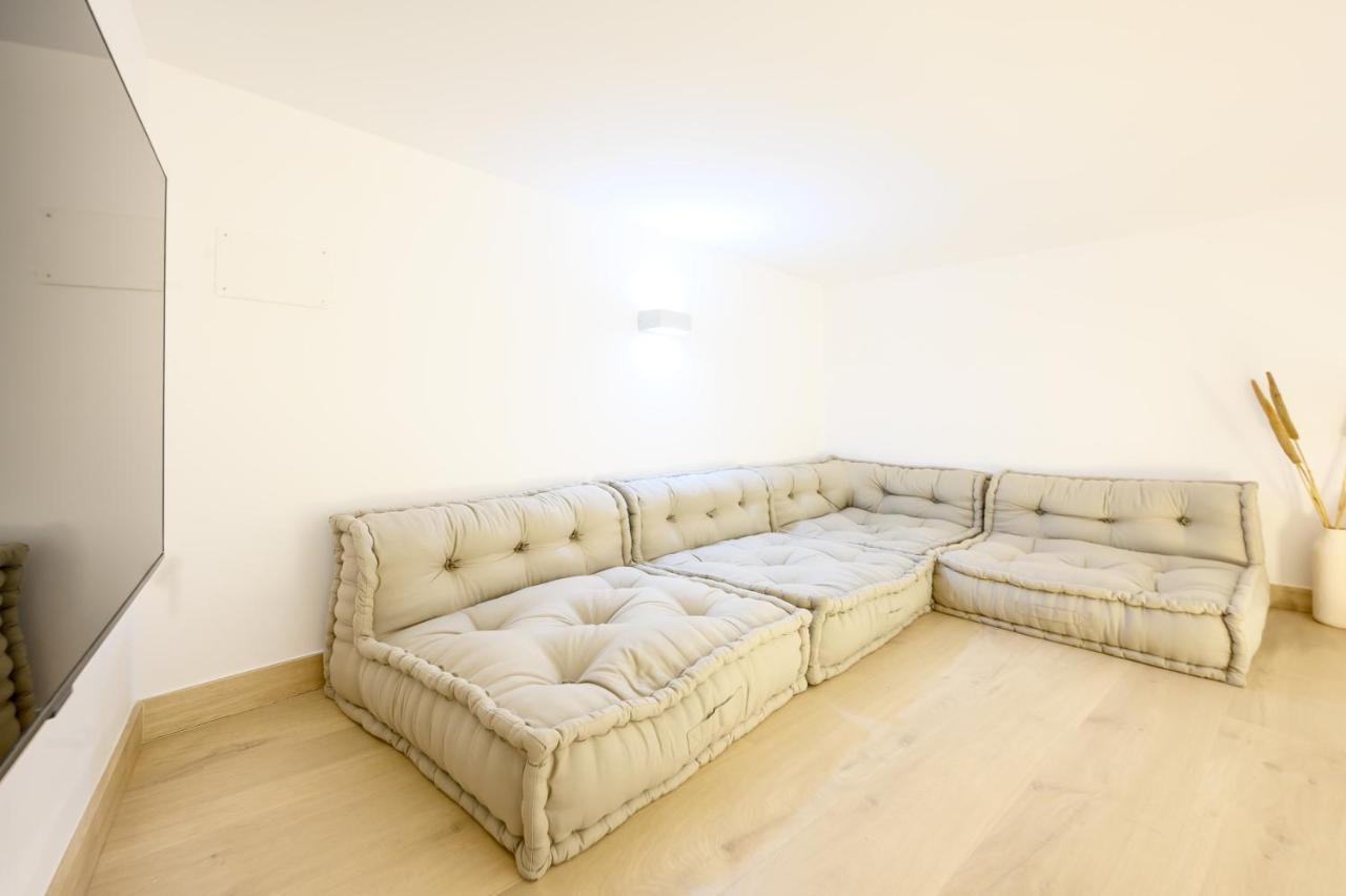 Modern 3 Bedroom, Center With Patio & High Ceilings By 10tosea Apartment Malaga