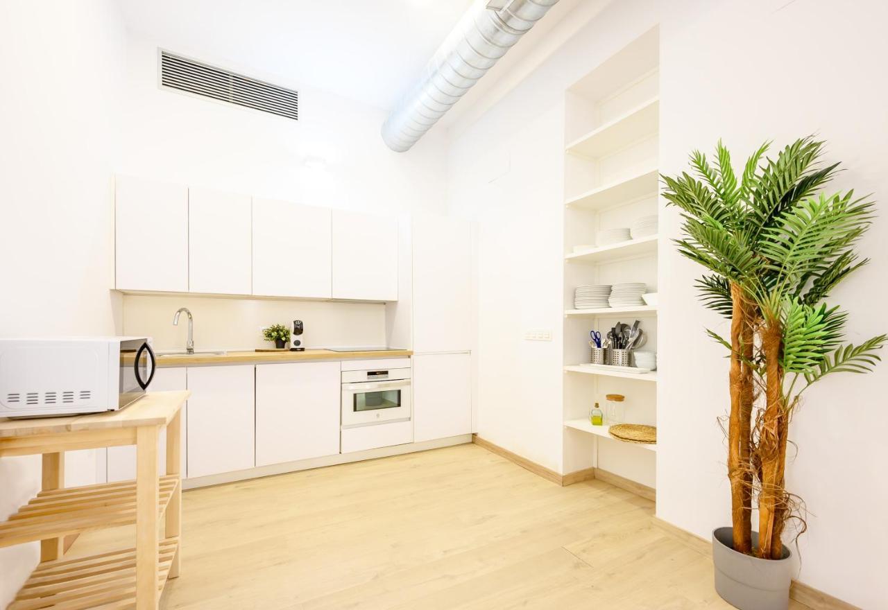 Modern 3 Bedroom, Center With Patio & High Ceilings By 10tosea Apartment