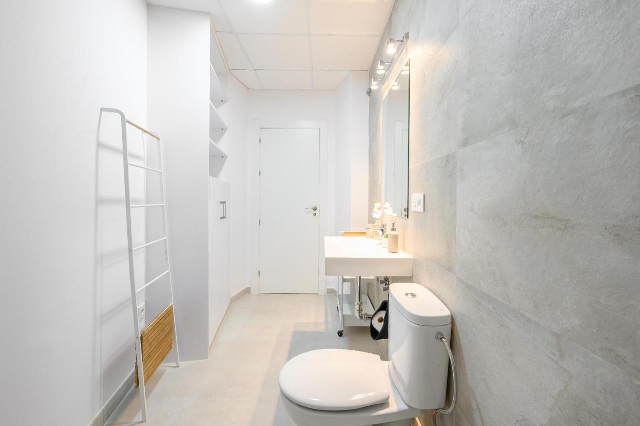 Modern 3 Bedroom, Center With Patio & High Ceilings By 10tosea * Malaga
