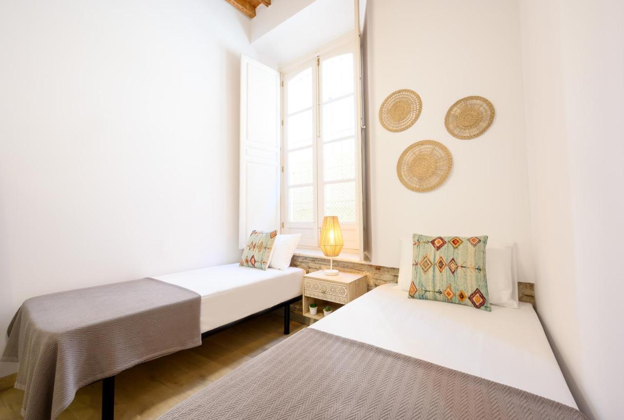 Apartment Modern 3 Bedroom, Center With Patio & High Ceilings By 10tosea