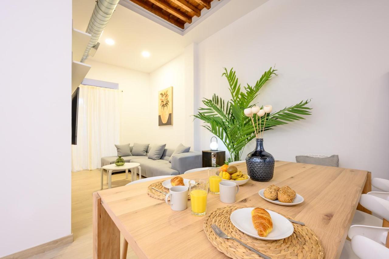 Modern 3 Bedroom, Center With Patio & High Ceilings By 10tosea Apartment Malaga
