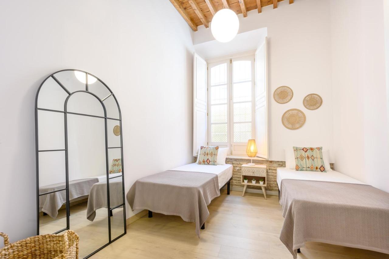 Apartment Modern 3 Bedroom, Center With Patio & High Ceilings By 10tosea *