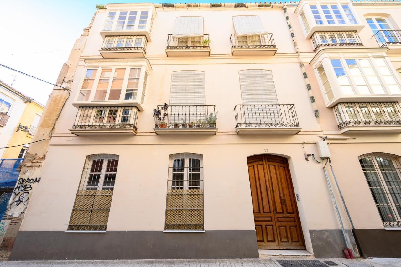 Modern 3 Bedroom, Center With Patio & High Ceilings By 10tosea Apartment *