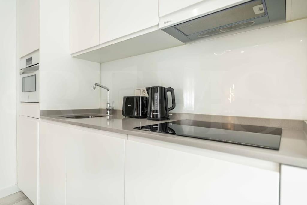 Tranquil & Bright With Parking By Rems Málaga