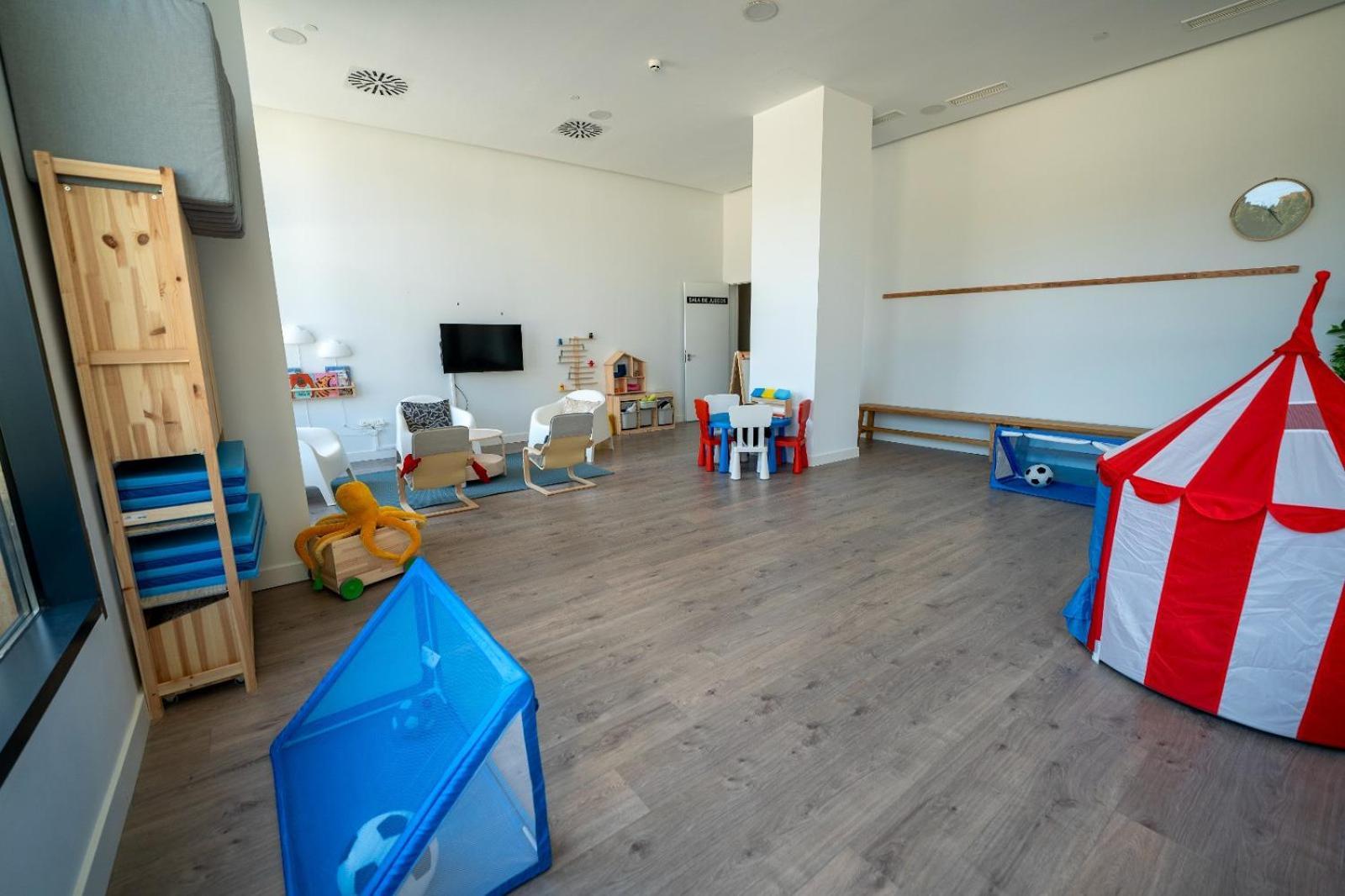 Skyline 4 Pool & Parking Free Semesterbostad