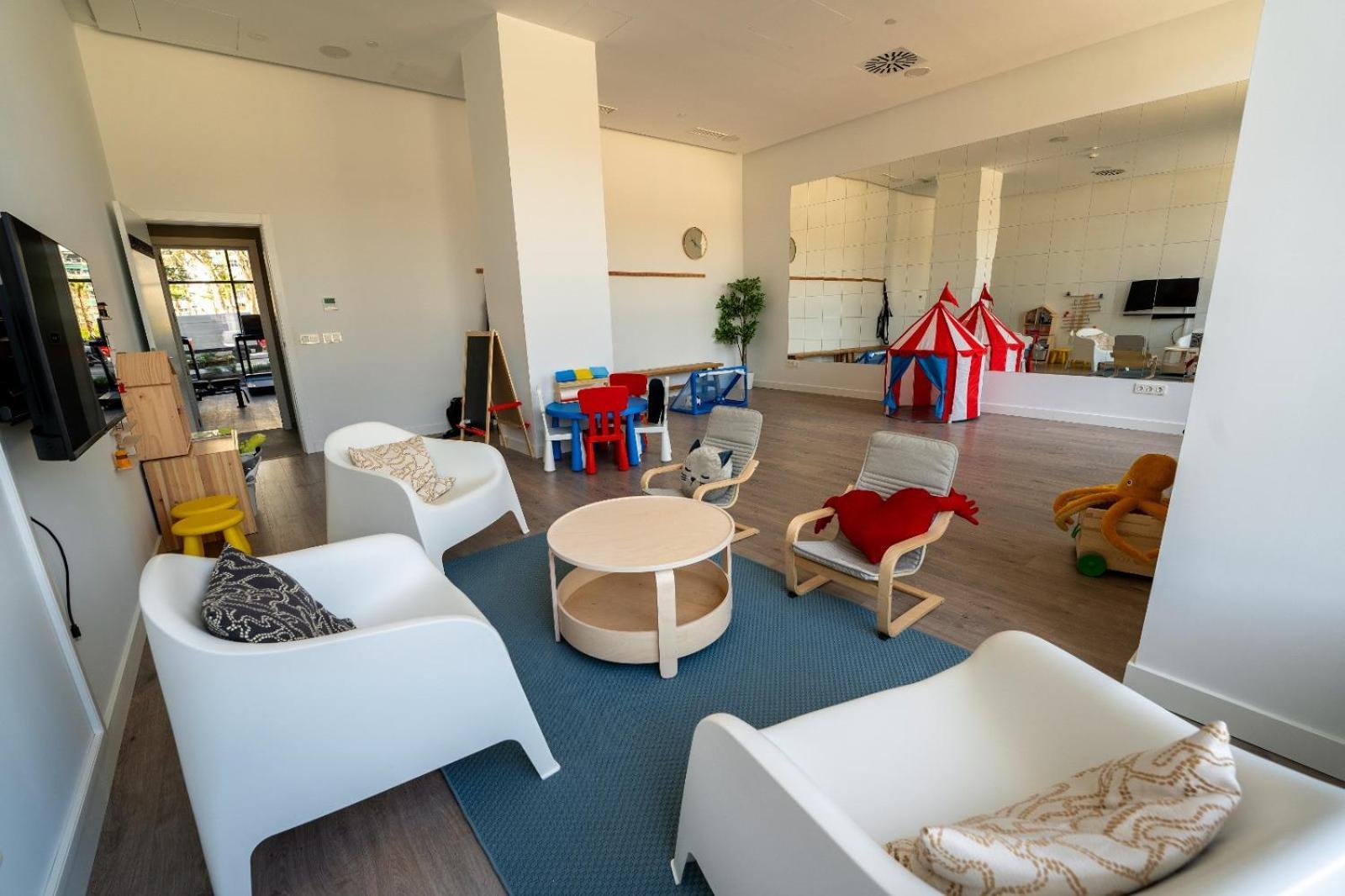 Skyline 4 Pool & Parking Free Semesterbostad