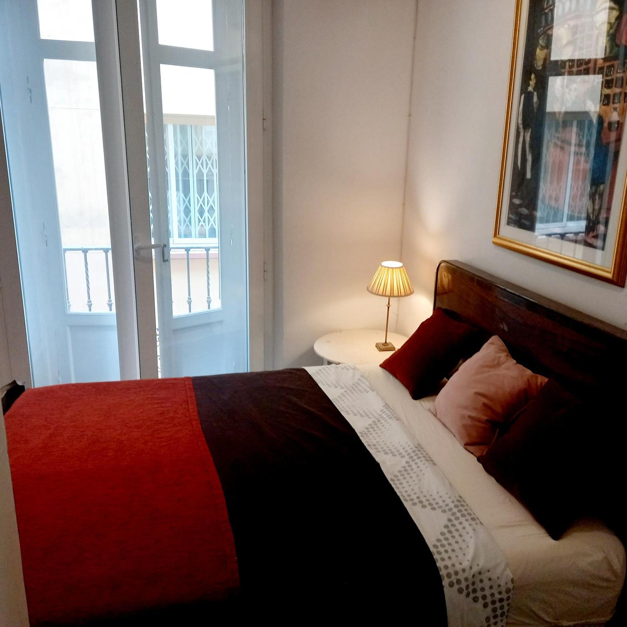 Small Stylish Room With Comfortable Queen-Size Bed In Very Large, Beautifully Decorated Shared Flat In The Historic Centre Of Malaga Habitación en casa particular *