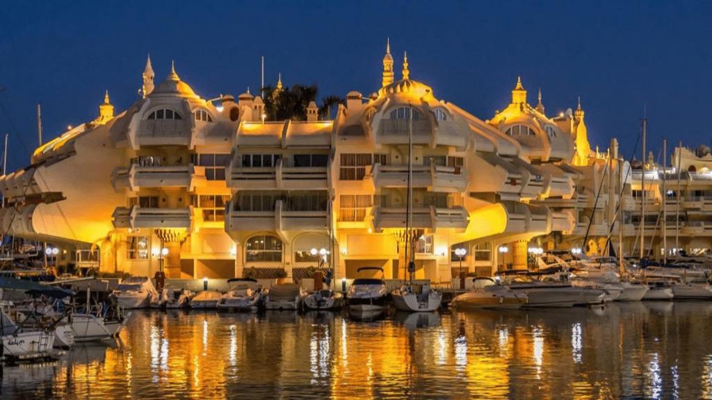 En Malaga, Torremolinos, Cerca De La Playa *