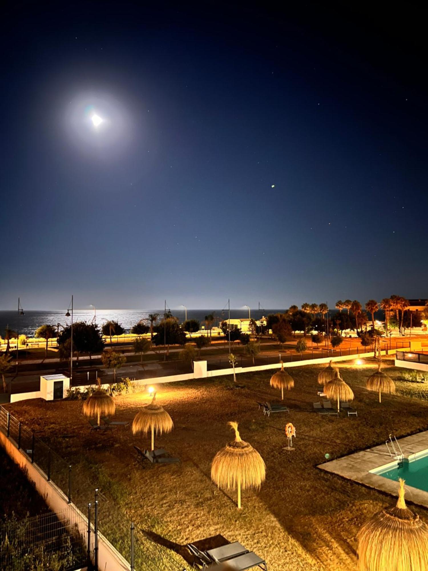 Apartamento Valle-niza: Beachfront Retreat In Velez-malaga *