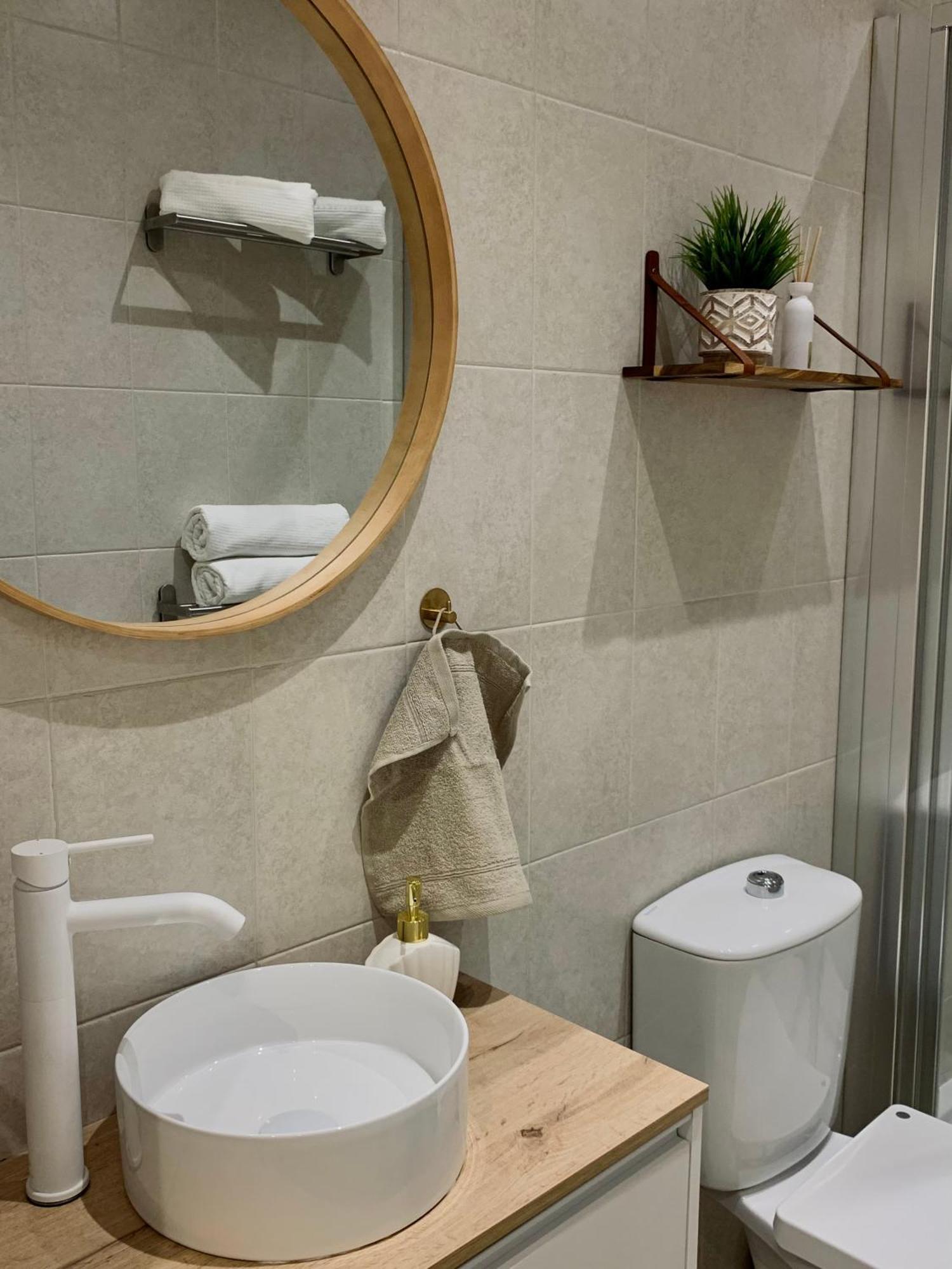 Nieuw - Kleurrijke Met Frans Balkon Appartement