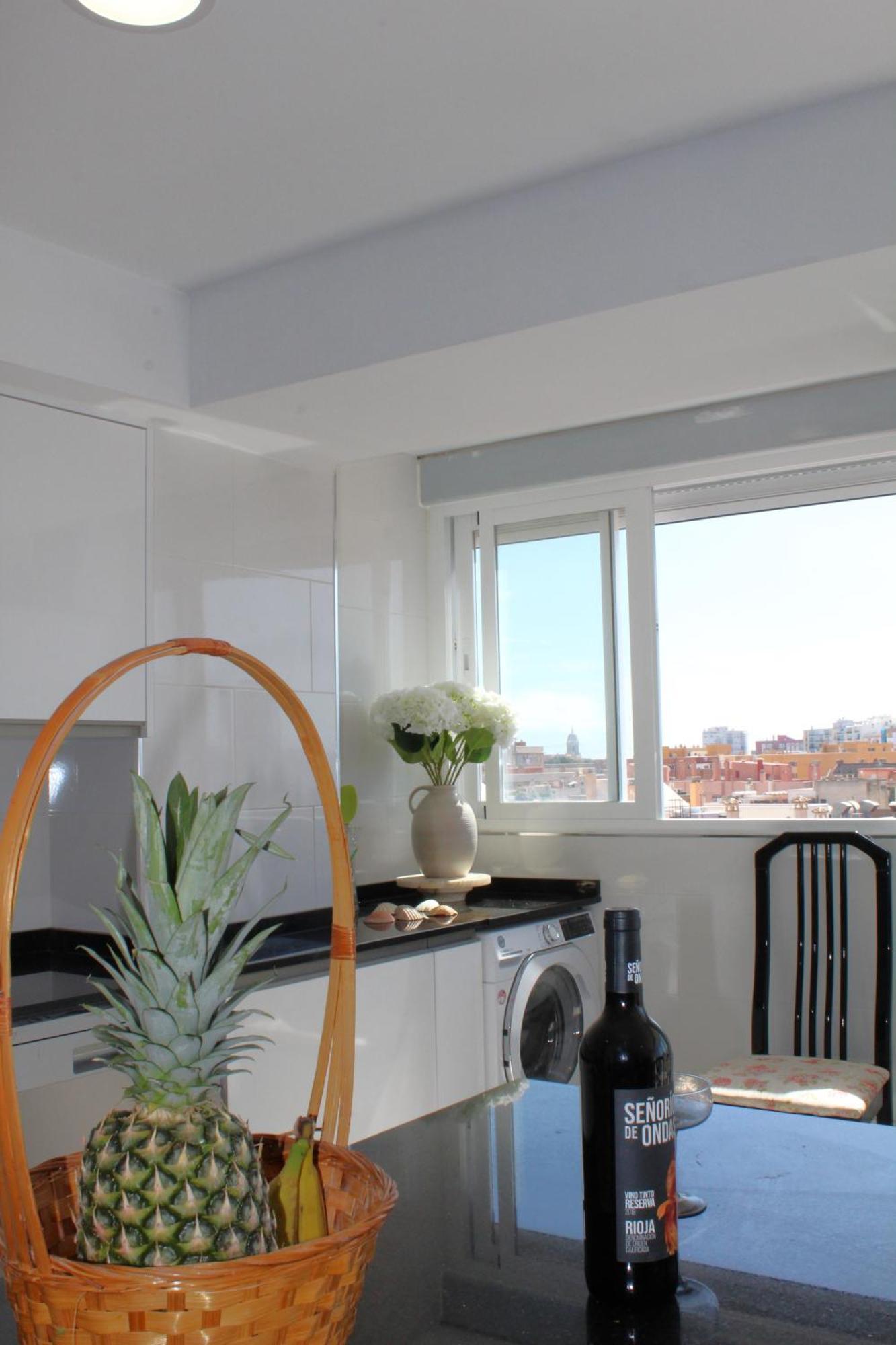 Flat With Balcony Ac Direct Bus To Sleeps 7 Homestay *