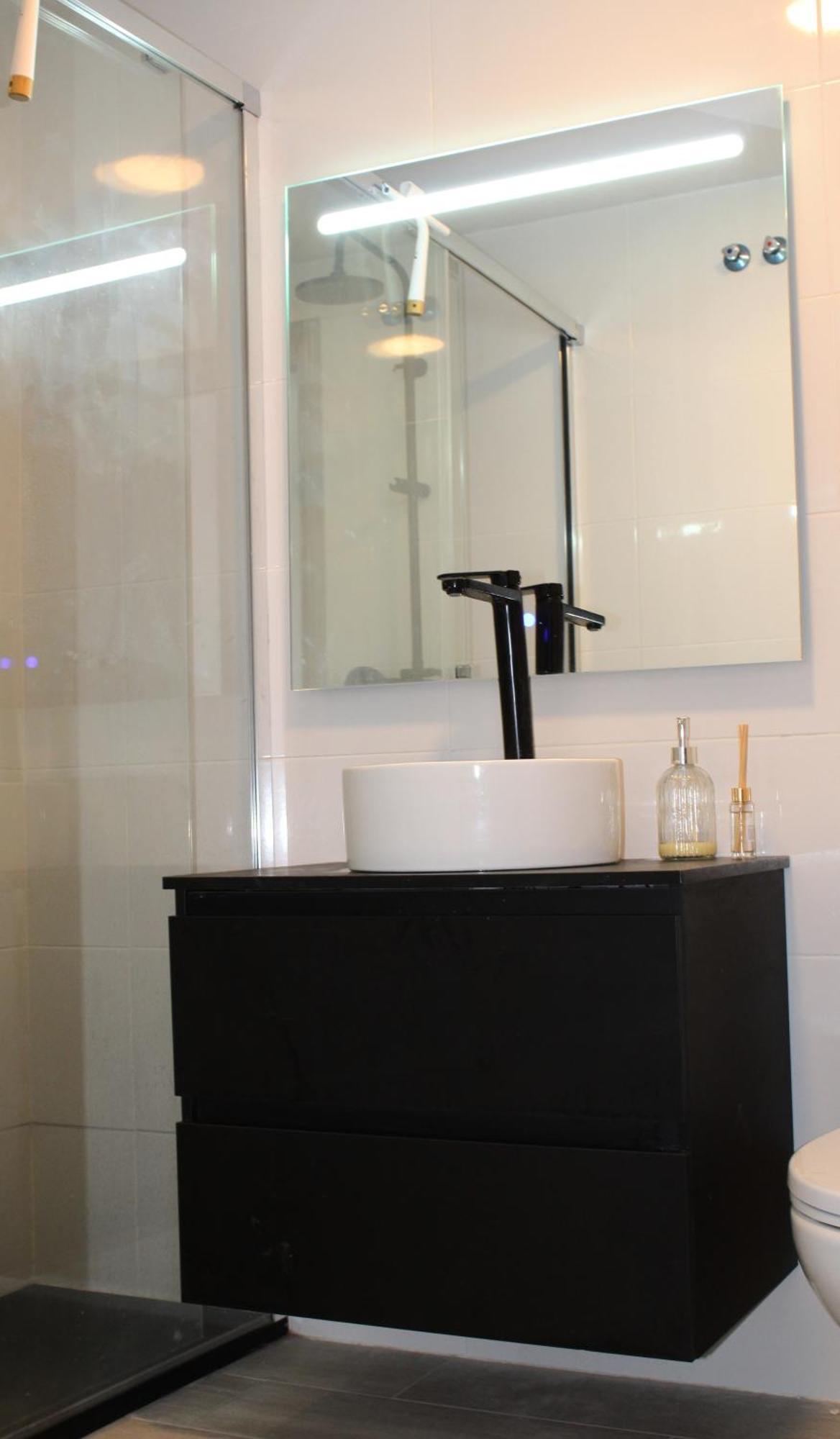 Flat With Balcony Ac Direct Bus To Sleeps 7 Homestay Malaga
