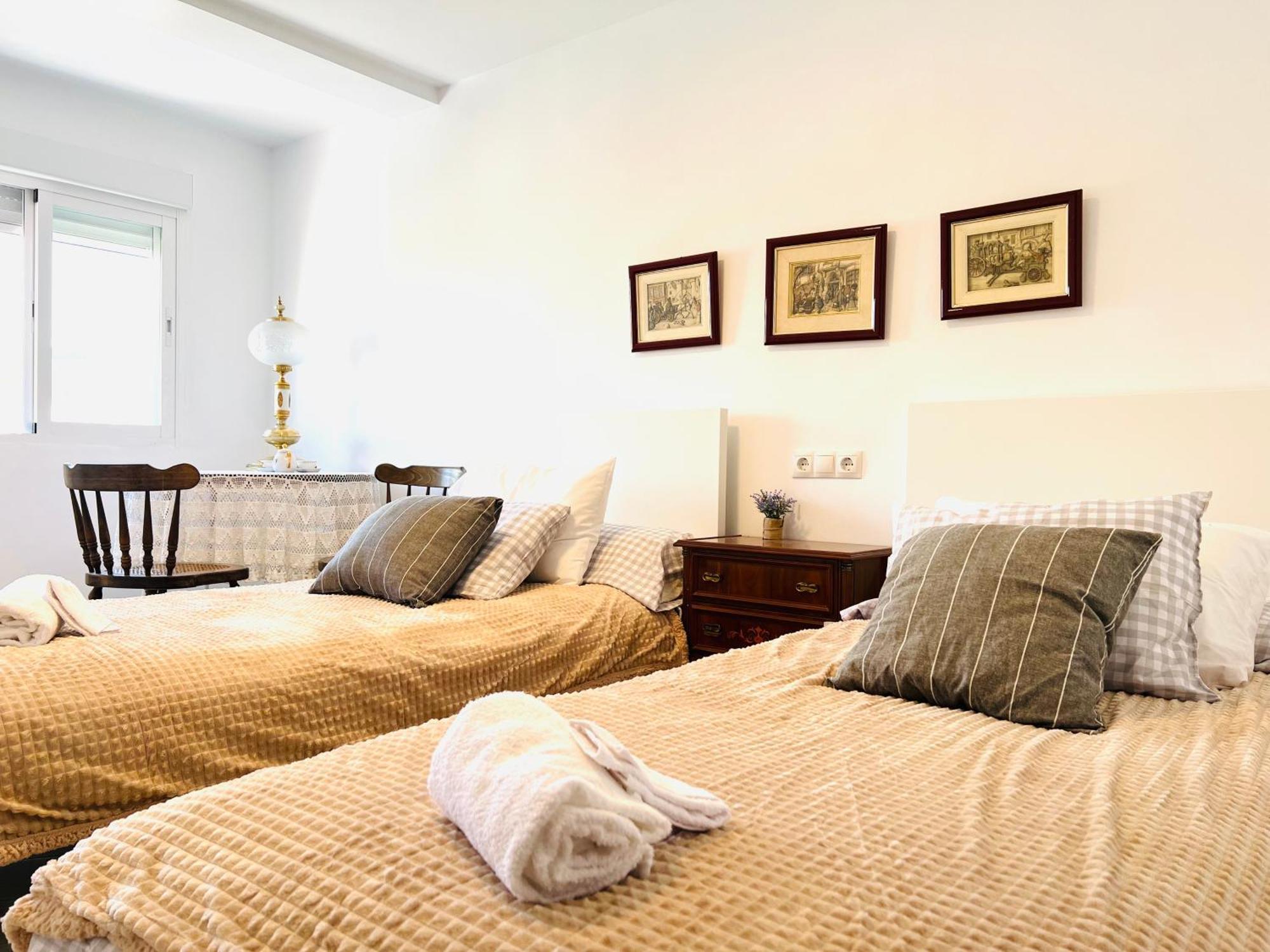 Flat With Balcony Ac Direct Bus To Sleeps 7 *
