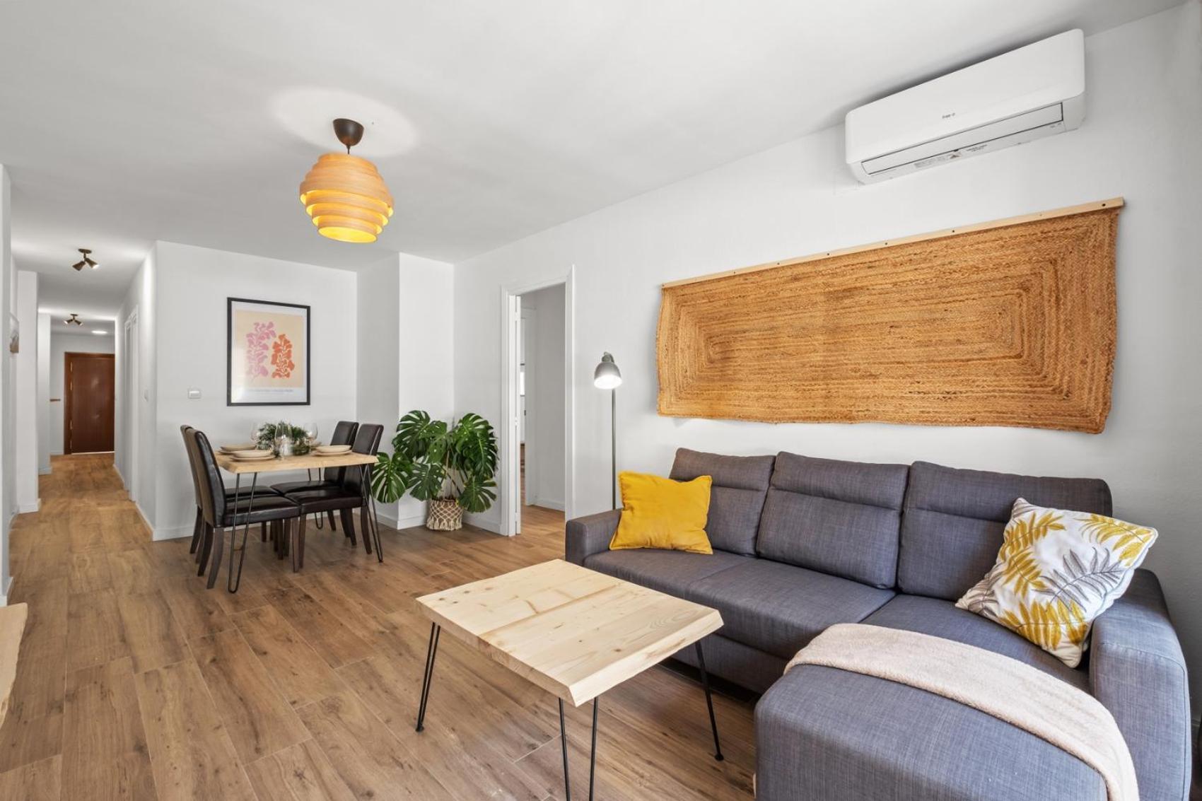 3 Dormitorios, 2 Banos Y Balcon Leilighet *