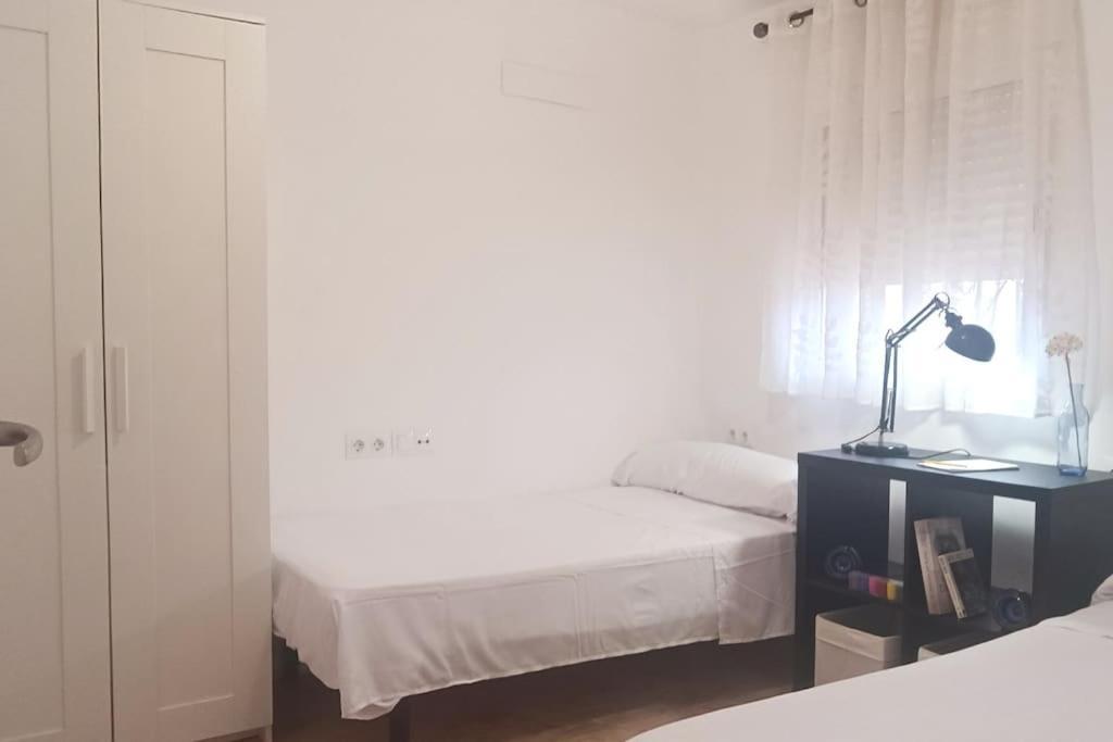 Casa Familiar Patio Y 2 Banos Con Aire Acondicionado * Malaga