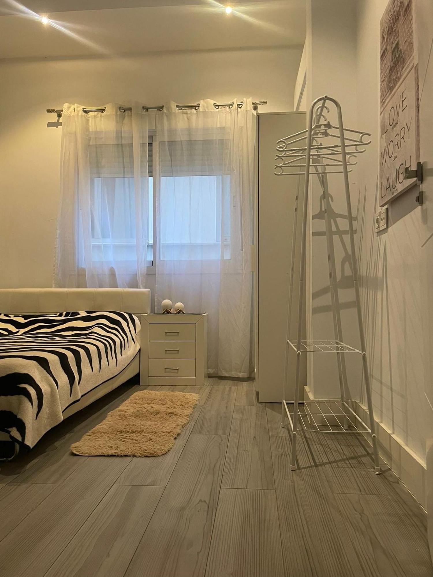 En Un Piso Muy Centrico Y Moderno En - In A Centric And Modern In The Heart Of Málaga