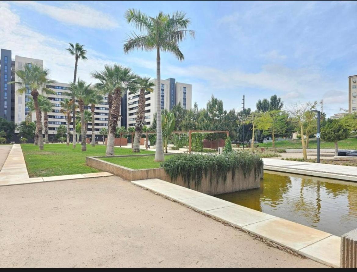 Apartamento Luxury Tower Pool&free Parking 10 Min To Historical Center Málaga