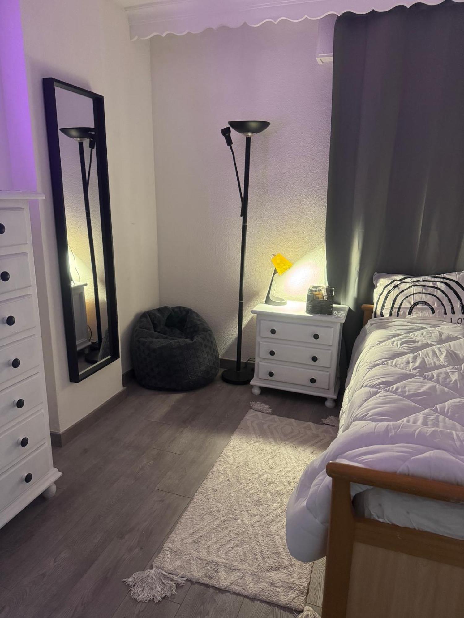Cozy Private Near - Females Only * Malaga