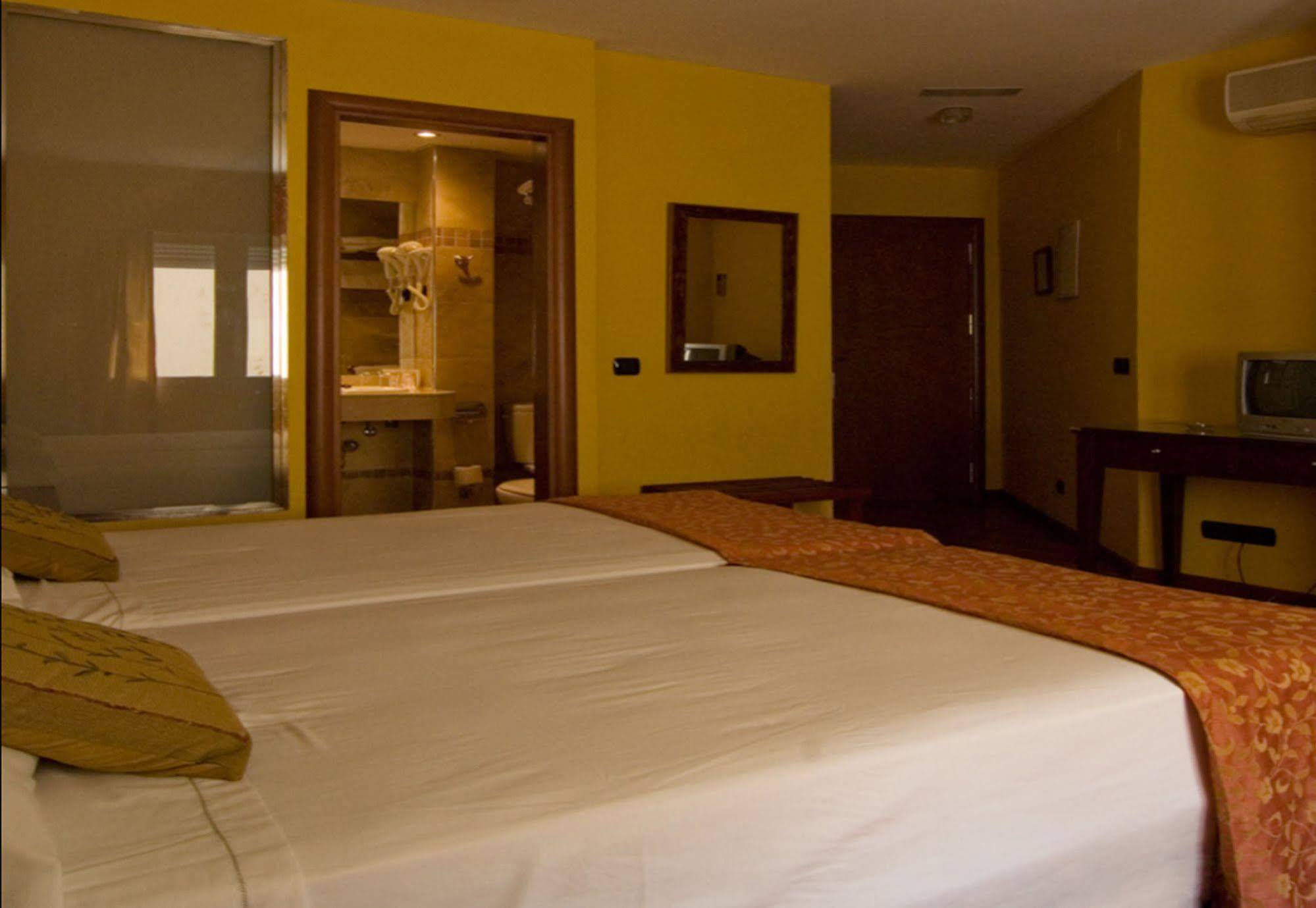 Carlos V Hotell 2*