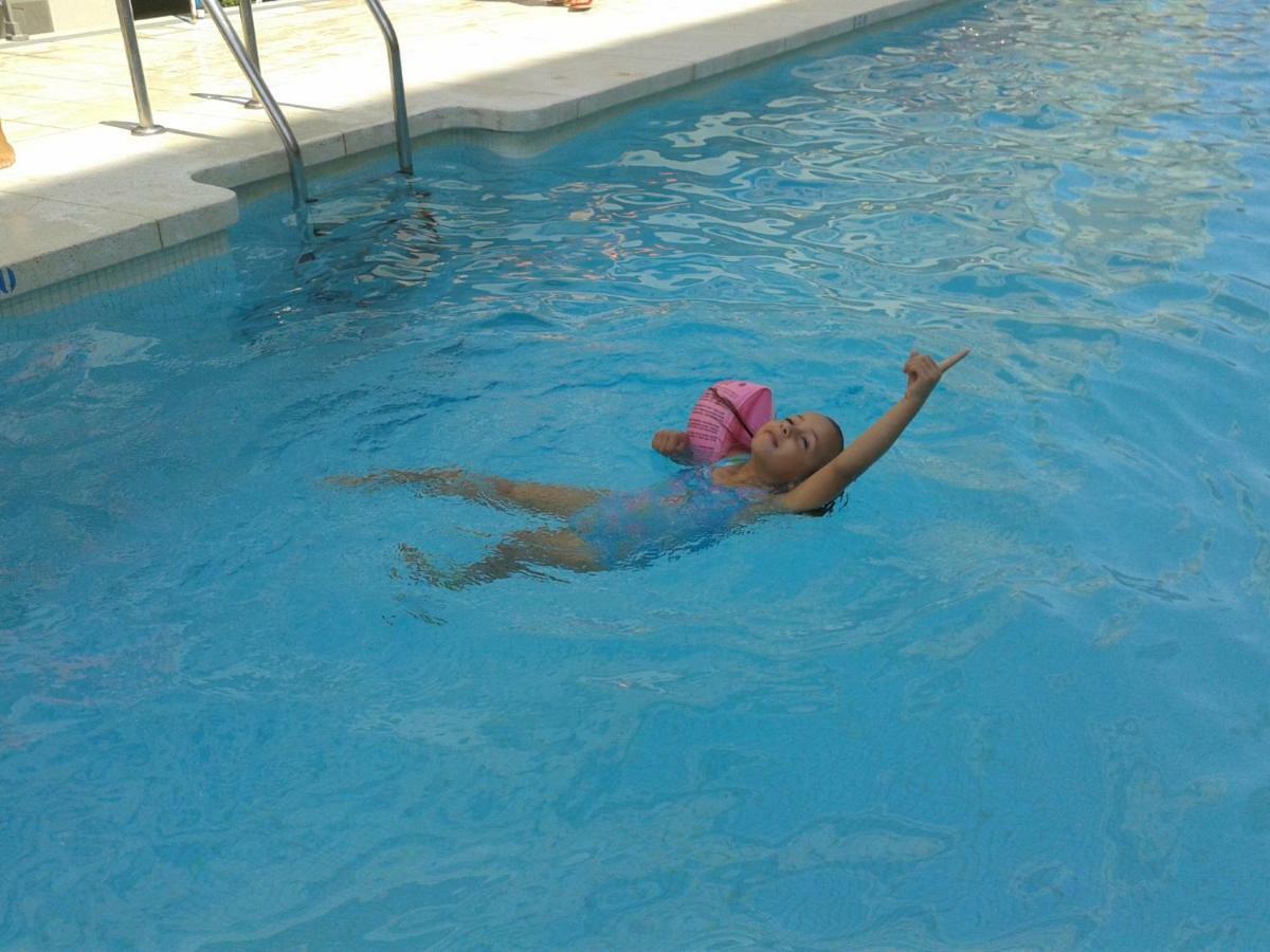 Apartamento En La Playa! Parking, Wifi, Piscina, Aire Acondicionado Y Netflix!