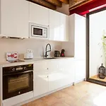 Precioso apartamento con patio y dos habitaciones en el barrio de Picasso