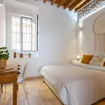 Precioso apartamento con patio y dos habitaciones en el barrio de Picasso