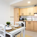 Holidays2Malaga Capuchinos French Balconies, Private Parking, Wifi & Air Con