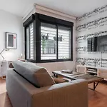 Elegant Apartment With Community Pool & Parking - Center