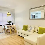 Sky Garden & Seasonal Pool Views By Ele Apartments