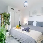 Bajo Urbano Boutique En Carlos Haya Con Terraza Y Parking